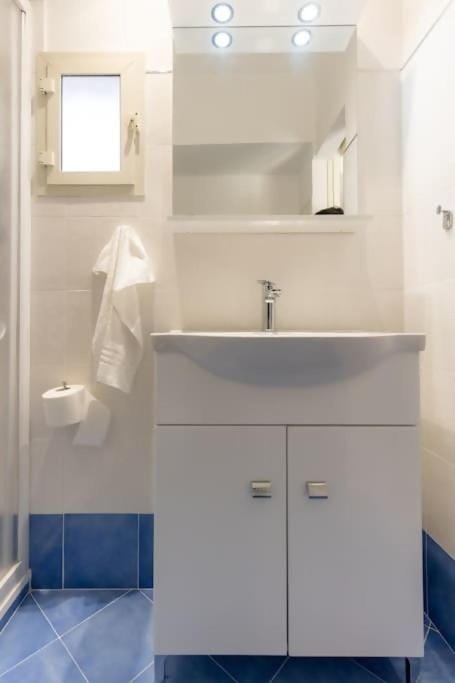 Shower, Bathroom, towels