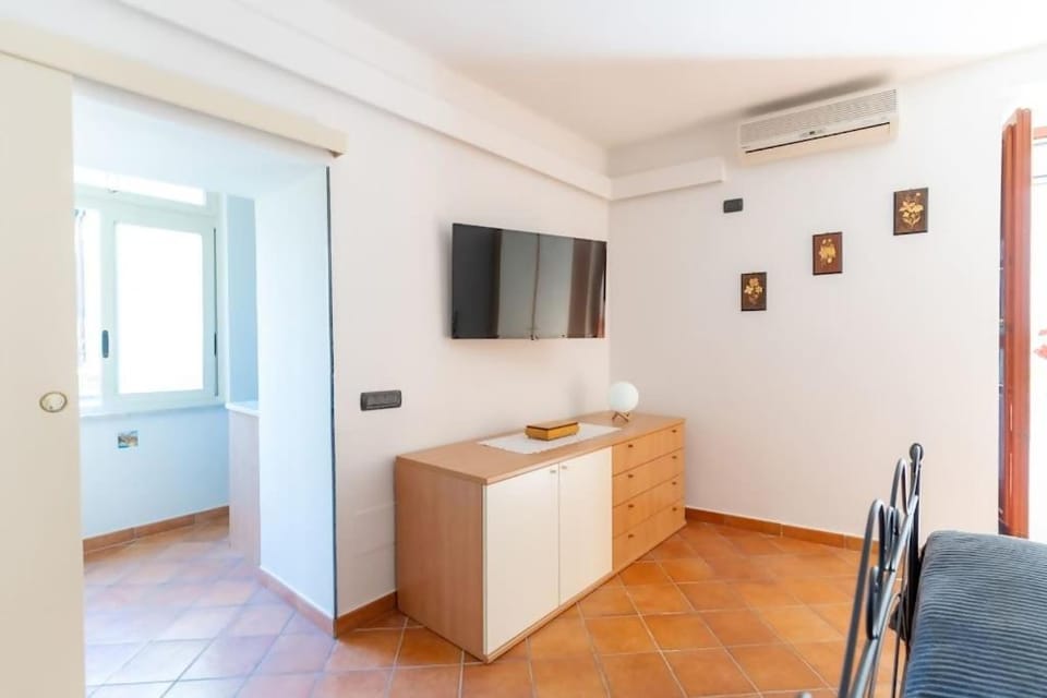 TV and multimedia, Kitchen or kitchenette, Living room, Seating area, Dining area, air conditioner