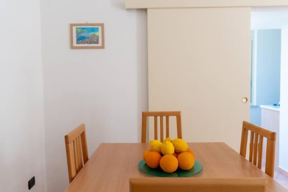Living room, Food and drinks, Seating area, Dining area, Food