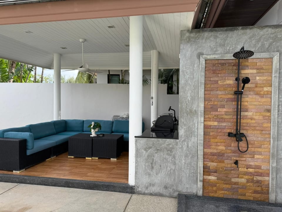 Vic's Villa at Baan Mandala -Pool Villa A- Walk to Bangtao Beach, Supermarkets and Restaurants Apartment in Choeng Thale