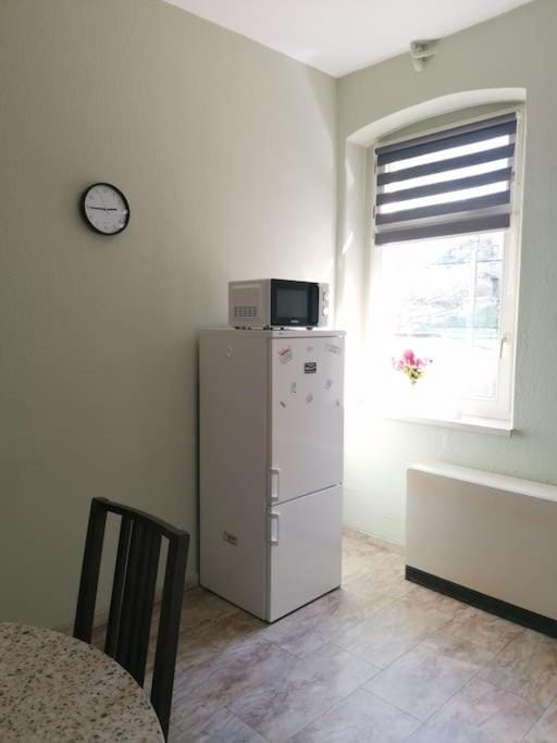 Kitchen or kitchenette, minibar