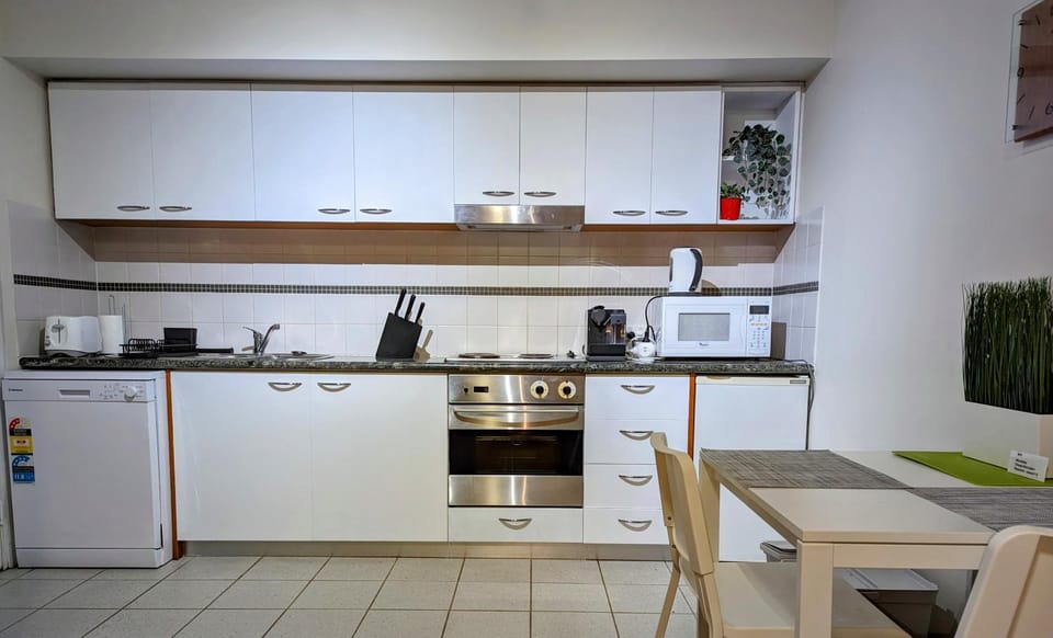 Kings Park Oasis with private courtyard, pool, free secure allocated parking and gym Apartment in Perth