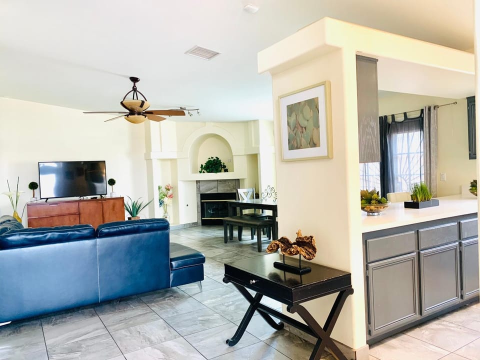 TV and multimedia, Living room, Dining area, fireplace