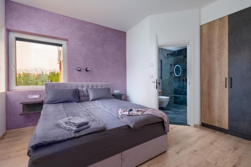 Bed, Bathroom, Photo of the whole room, Bedroom, towels, wardrobe