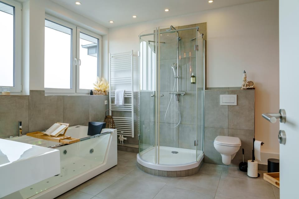 Shower, Toilet, Hot Tub, Bathroom, Bath, towels