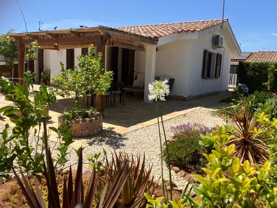 Domu in su satu House in Sardinia