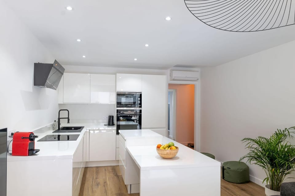 Kitchen or kitchenette, Dining area, minibar, pet friendly, stove, air conditioner