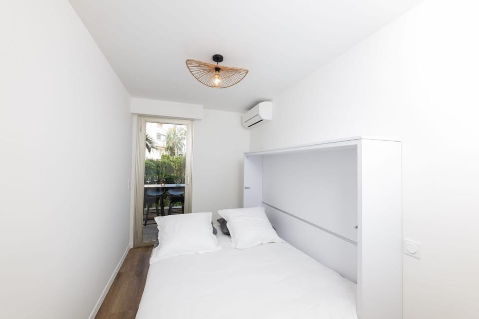 Bed, Photo of the whole room, Bedroom, air conditioner