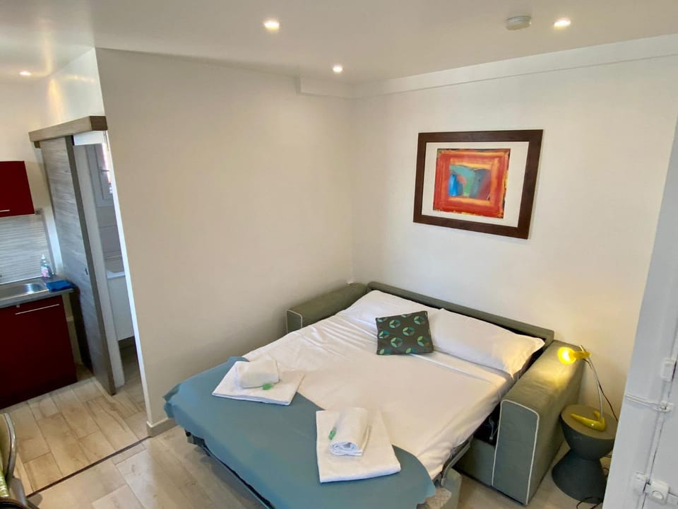 Bed, Bedroom, towels