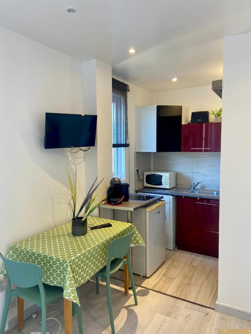 Dining area, minibar, stove