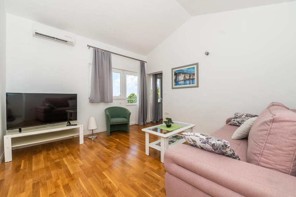 TV and multimedia, Living room, Seating area, air conditioner