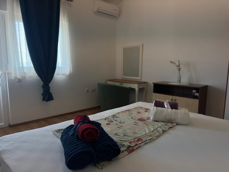 Photo of the whole room, Bedroom, towels