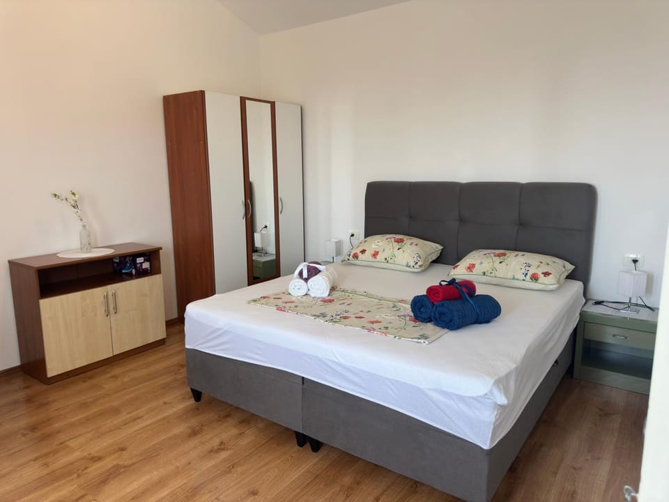 Bed, Photo of the whole room, Bedroom, towels