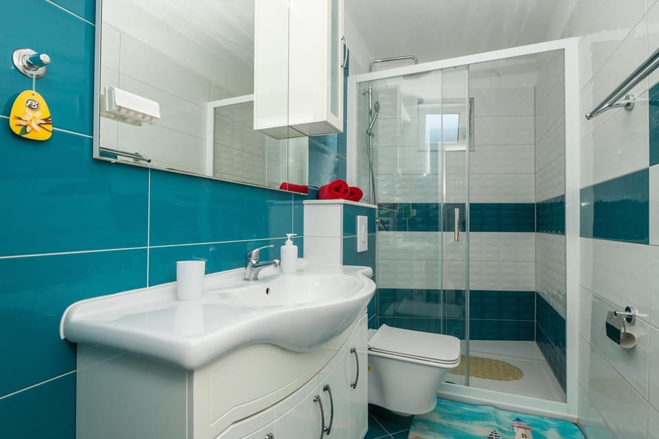 Shower, Toilet, Bathroom, towels
