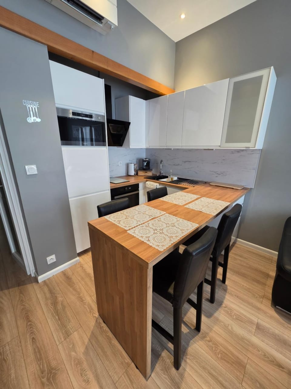 Kitchen or kitchenette, Dining area