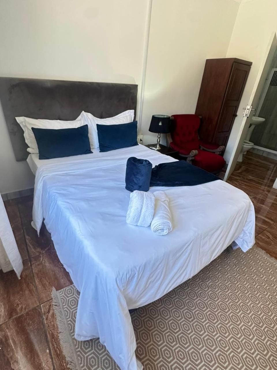 Bed, Photo of the whole room, Bedroom, towels