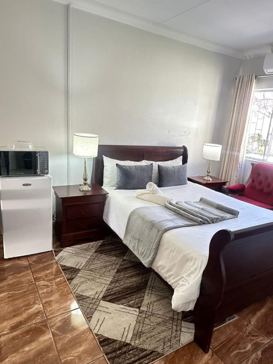 Bed, TV and multimedia, Living room, Photo of the whole room, Seating area, Bedroom, towels