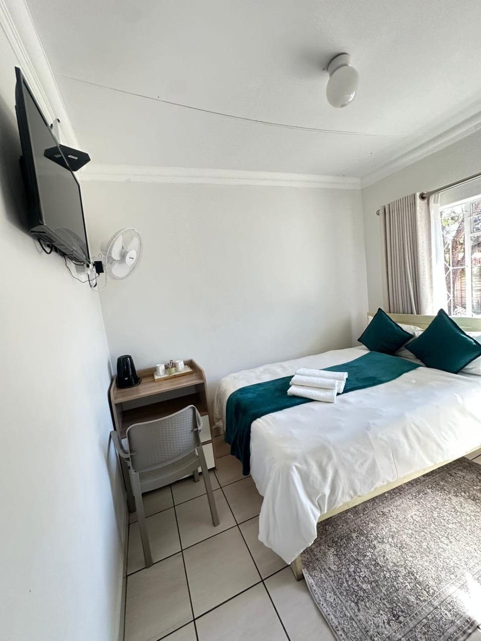 Communal lounge/ TV room, Bed, TV and multimedia, Photo of the whole room, Evening entertainment, Bedroom, towels, air conditioner