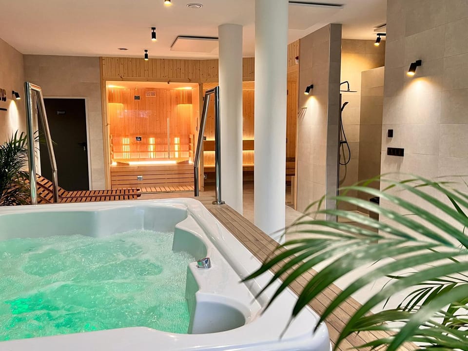 Hot Tub, Hot Tub, Sauna