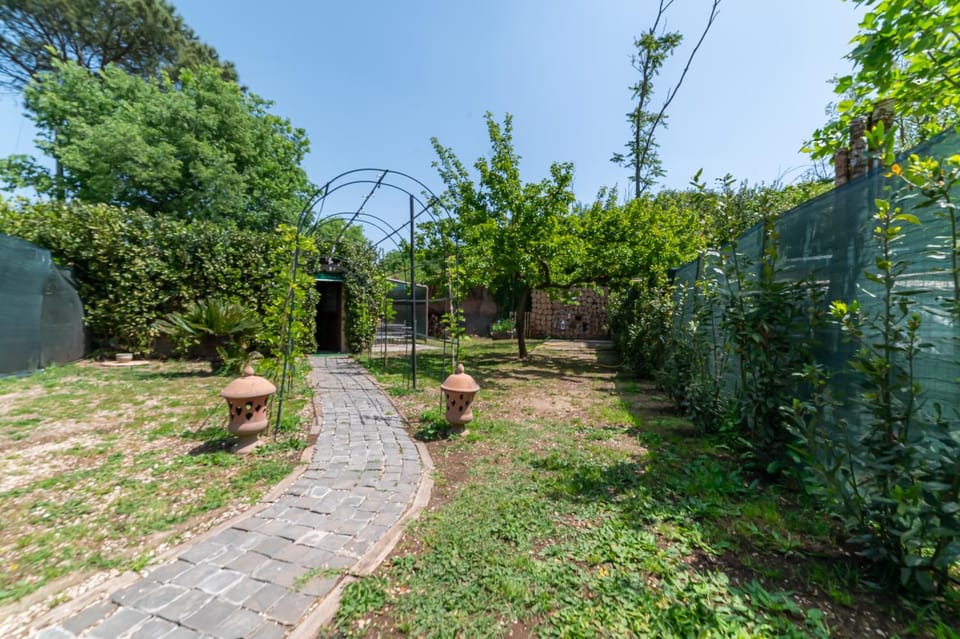 Appia Antica Country House giardino parcheggio Fermata bus House in Rome