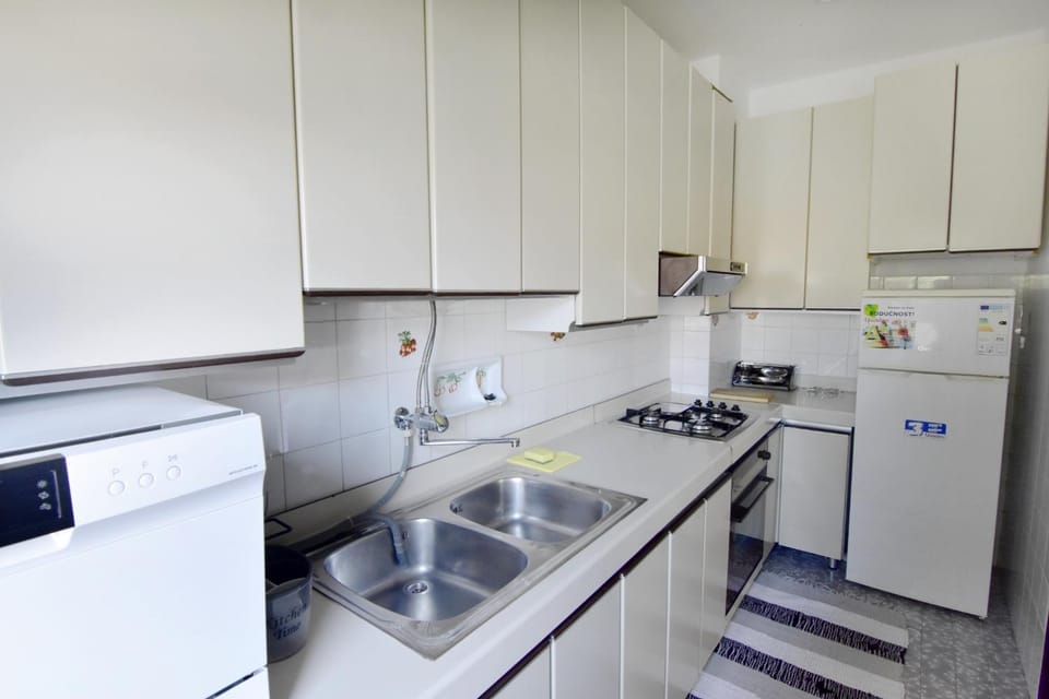 Kitchen or kitchenette, dishwasher