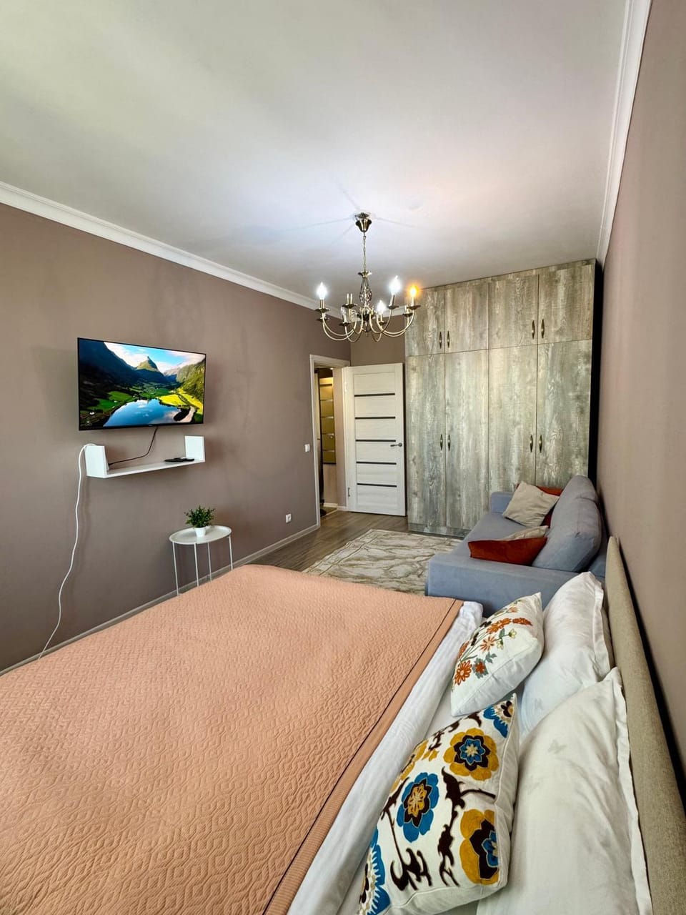 Светлая квартира с балконом Apartment in Almaty