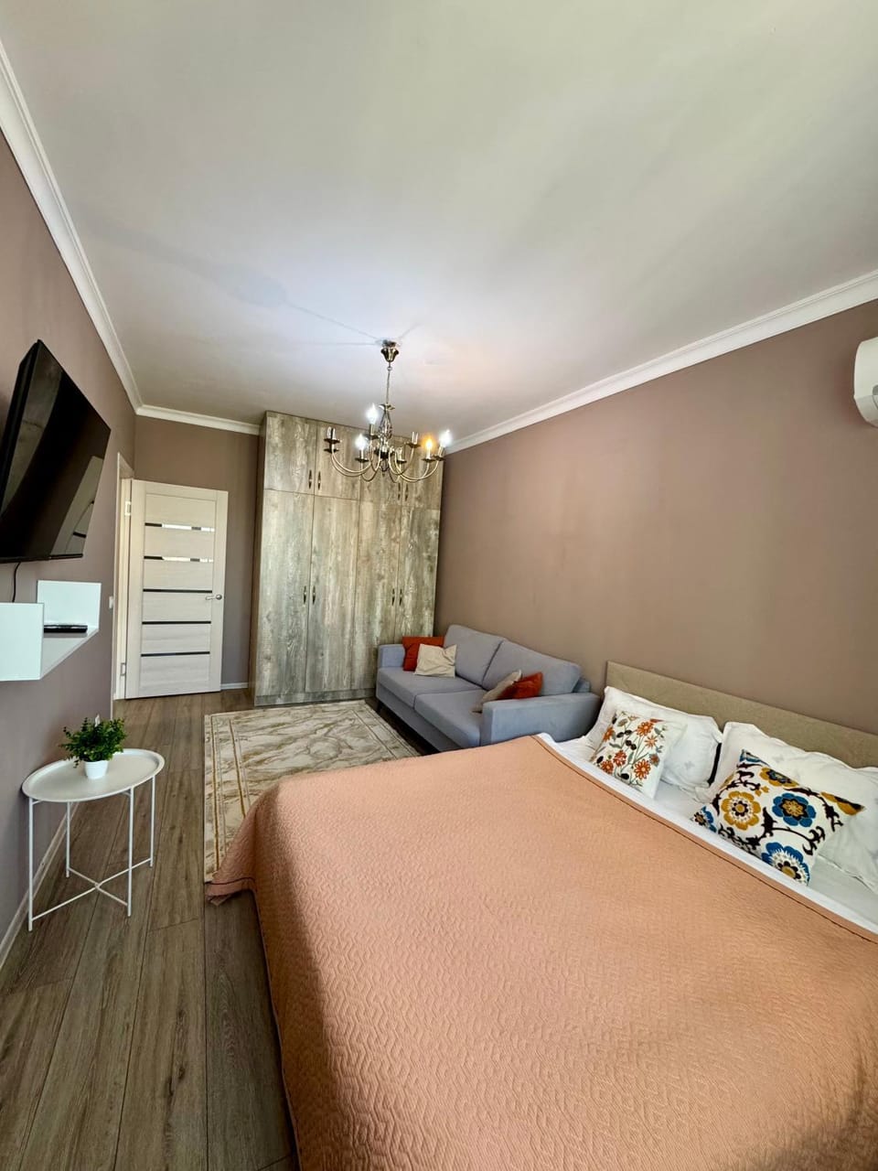 Светлая квартира с балконом Apartment in Almaty