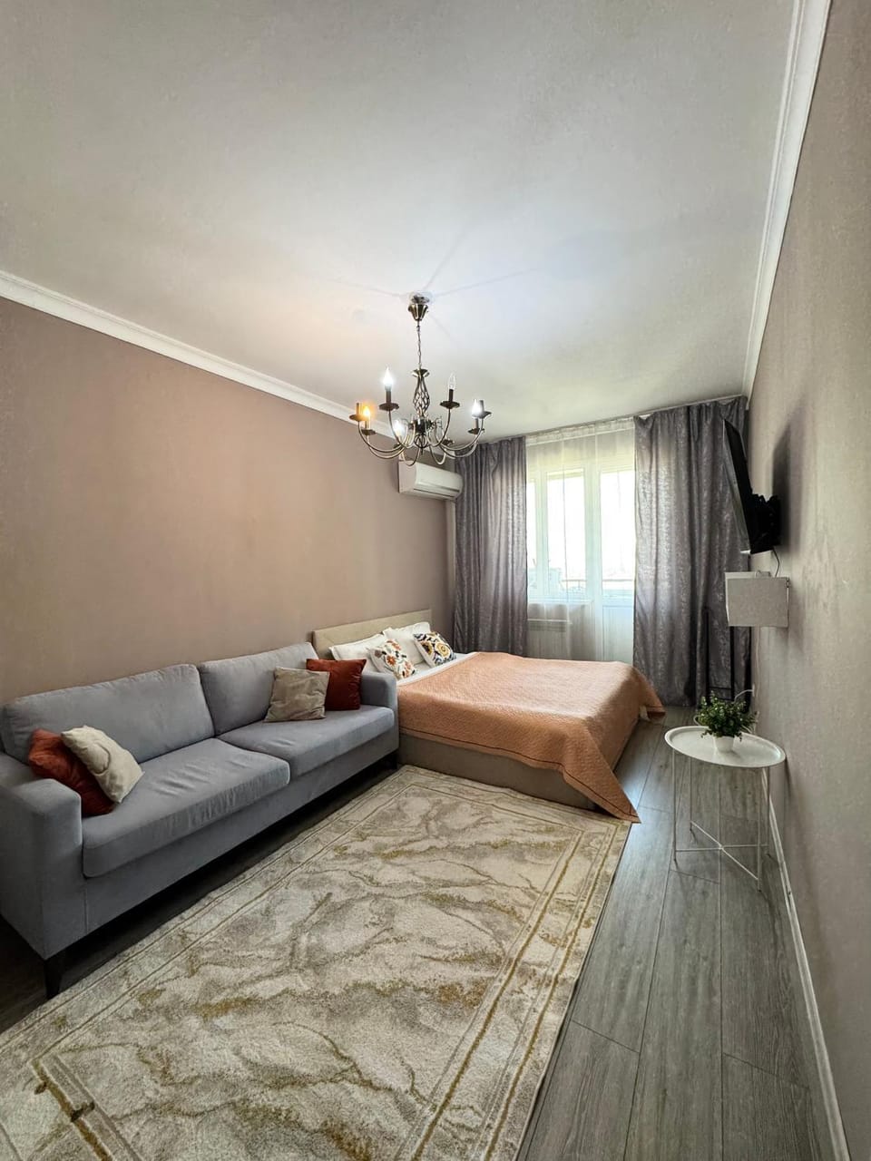 Светлая квартира с балконом Apartment in Almaty