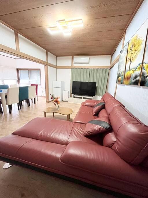 源泉かけ流し温泉付き貸し切り別荘白浜観光に最適の立地14名宿泊可能 House in Japan