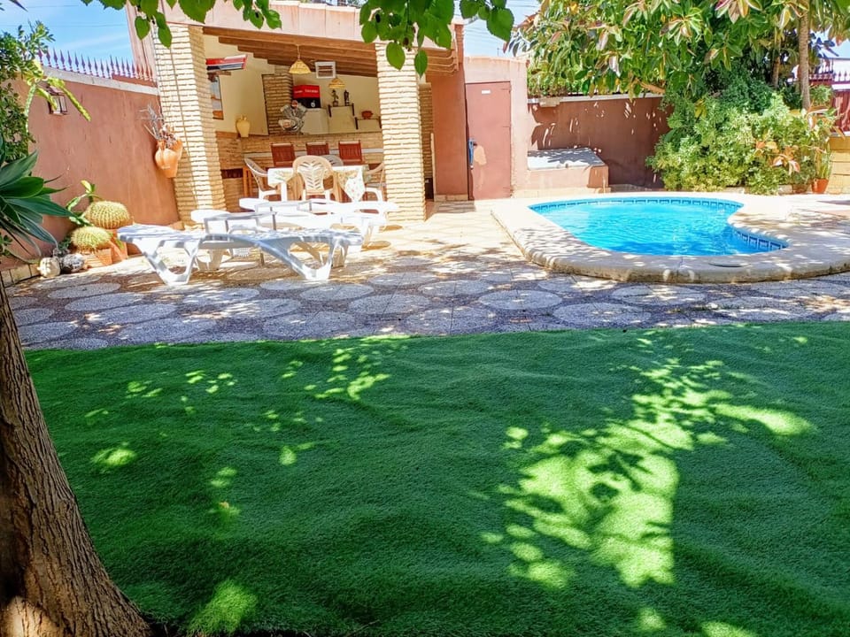 Swimming pool, sunbed
