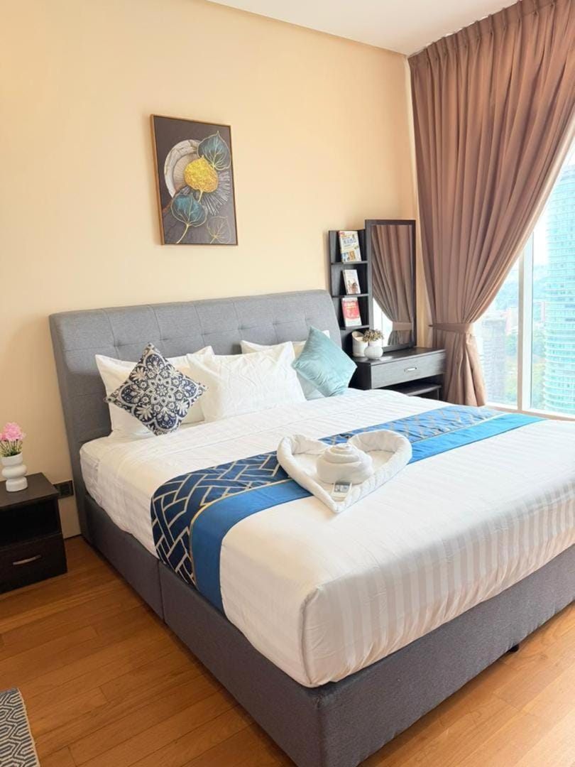 Bed, Photo of the whole room, Bedroom, towels