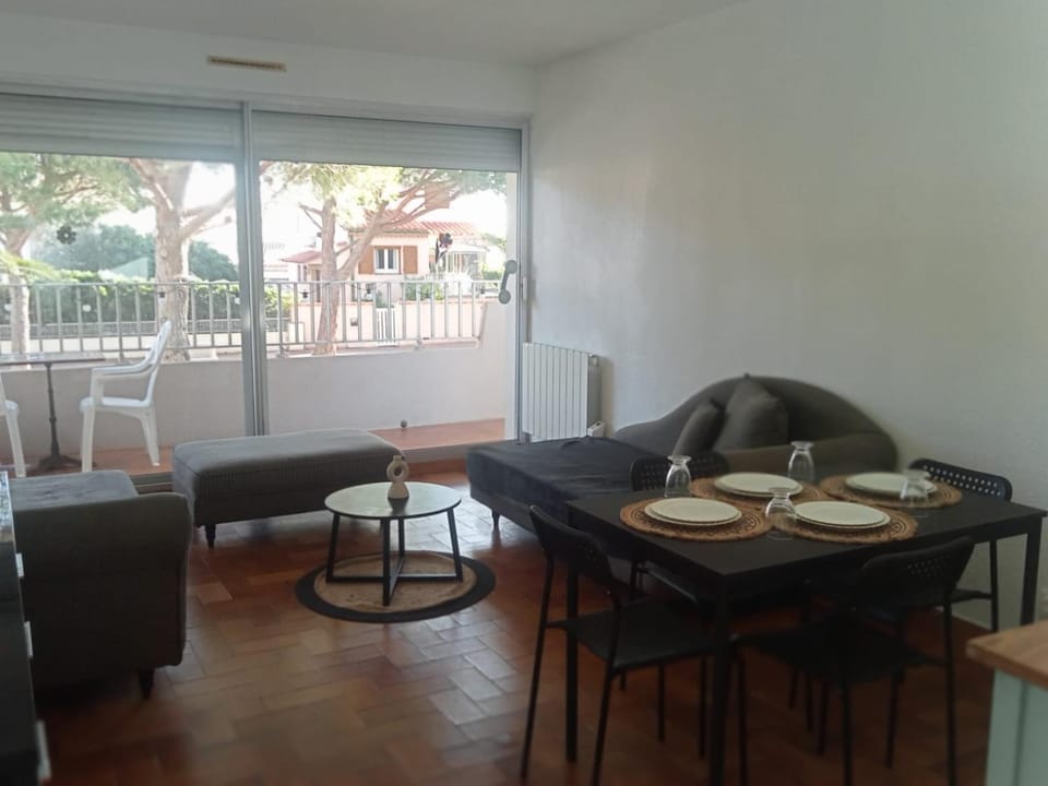 Patio, Living room