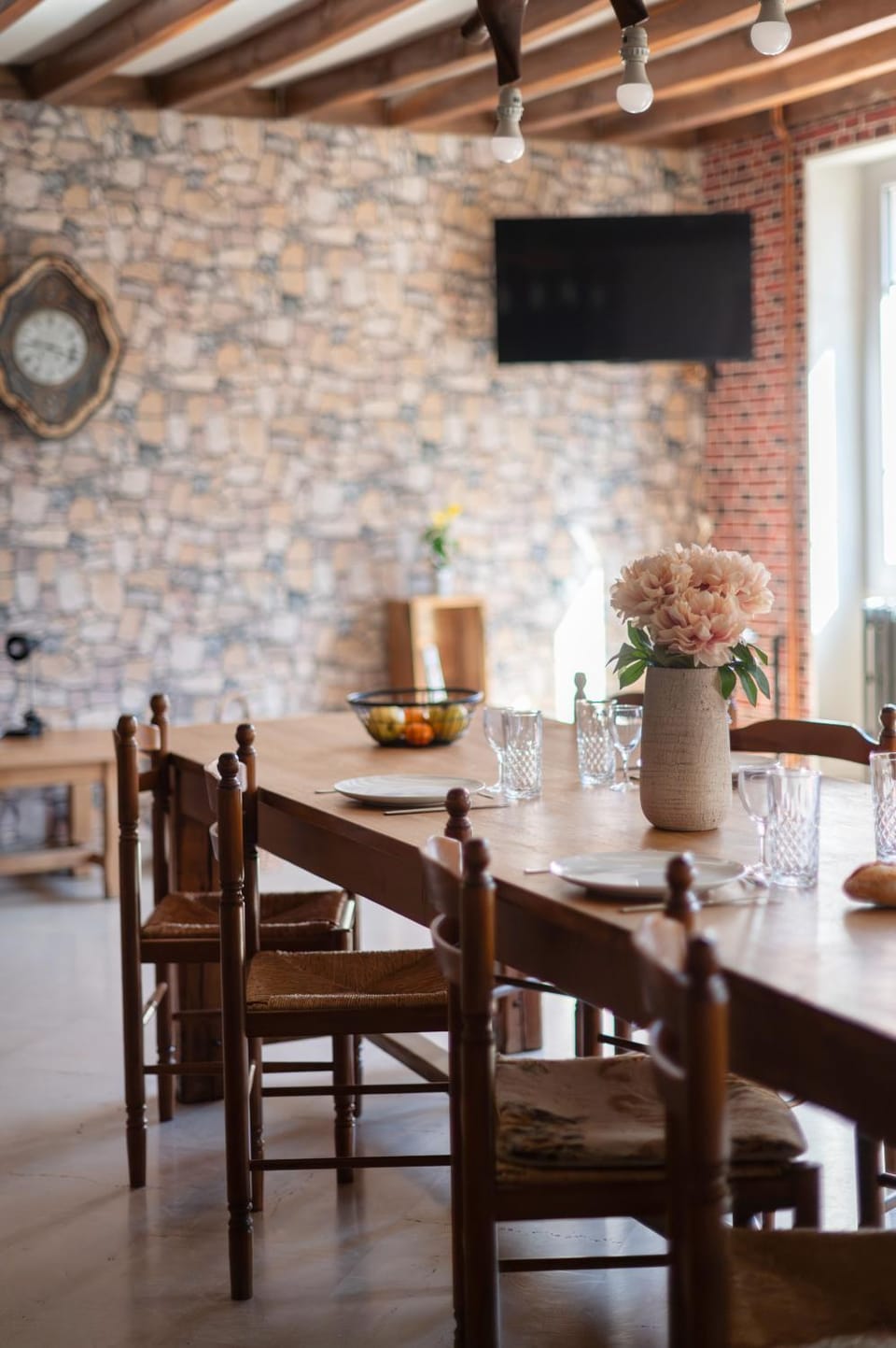 Restaurant/places to eat, TV and multimedia, Living room, Seating area, Dining area