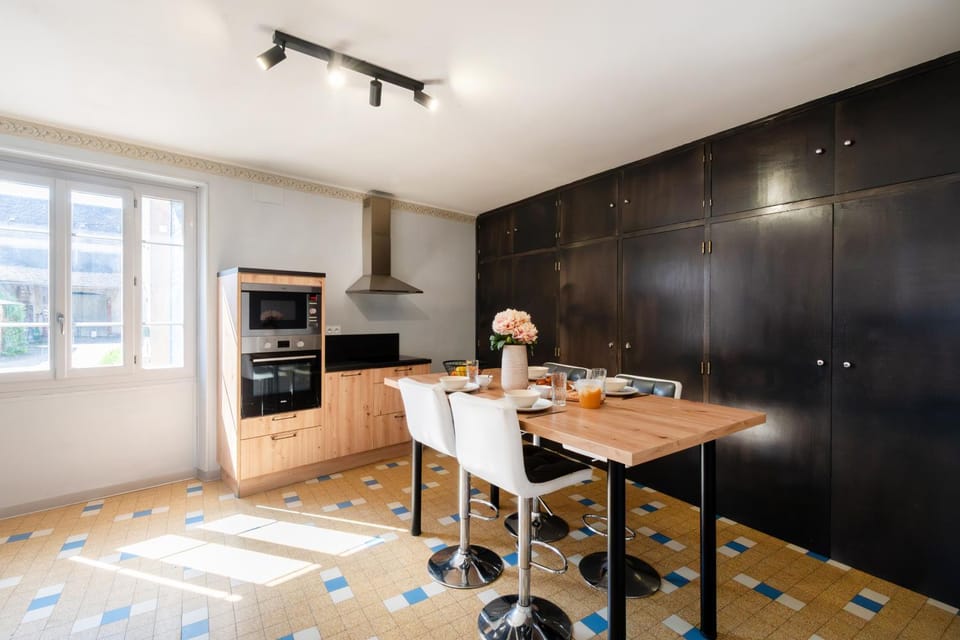 Kitchen or kitchenette, Dining area, oven, stove, toaster