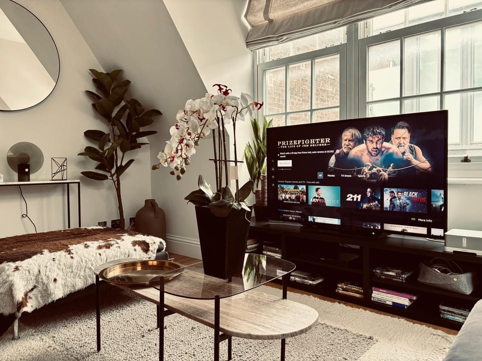 Living room, Seating area, Evening entertainment