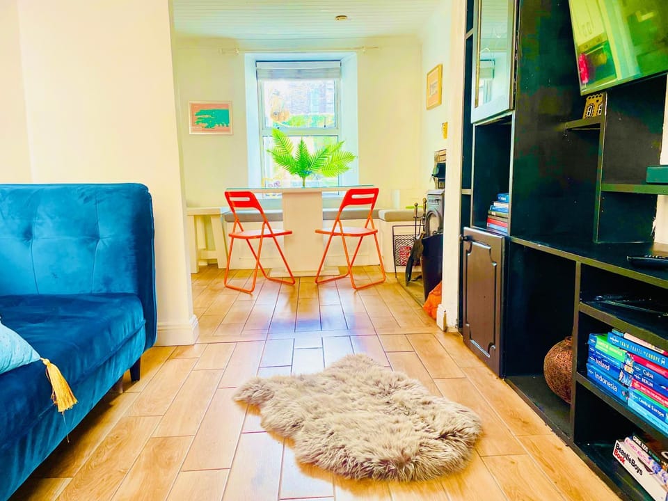 TV and multimedia, Living room, Seating area, Evening entertainment