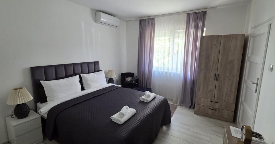 Bedroom, wardrobe, air conditioner