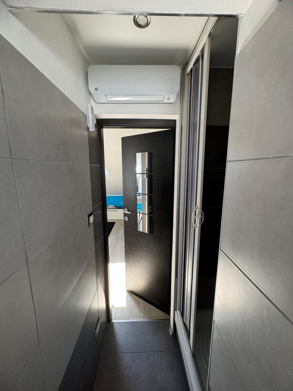 Bathroom, air conditioner