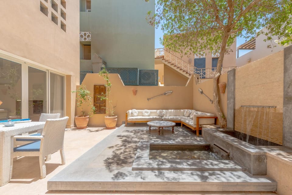 Property building, Patio, Day, Balcony/Terrace, Seating area