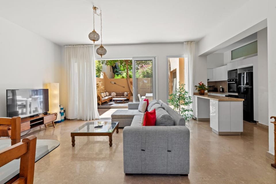 TV and multimedia, Kitchen or kitchenette, Living room, Seating area, Dining area