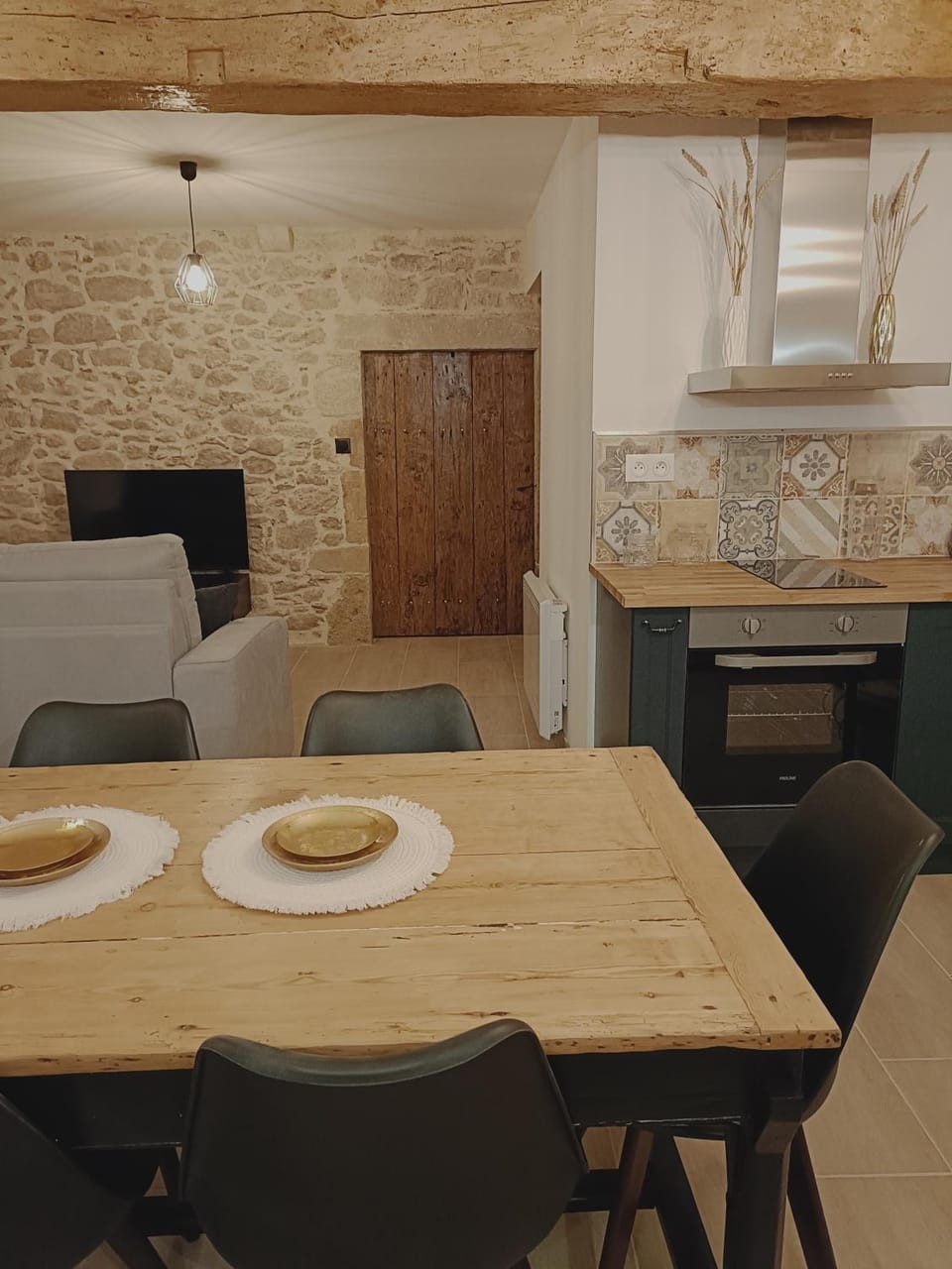 Kitchen or kitchenette, Dining area