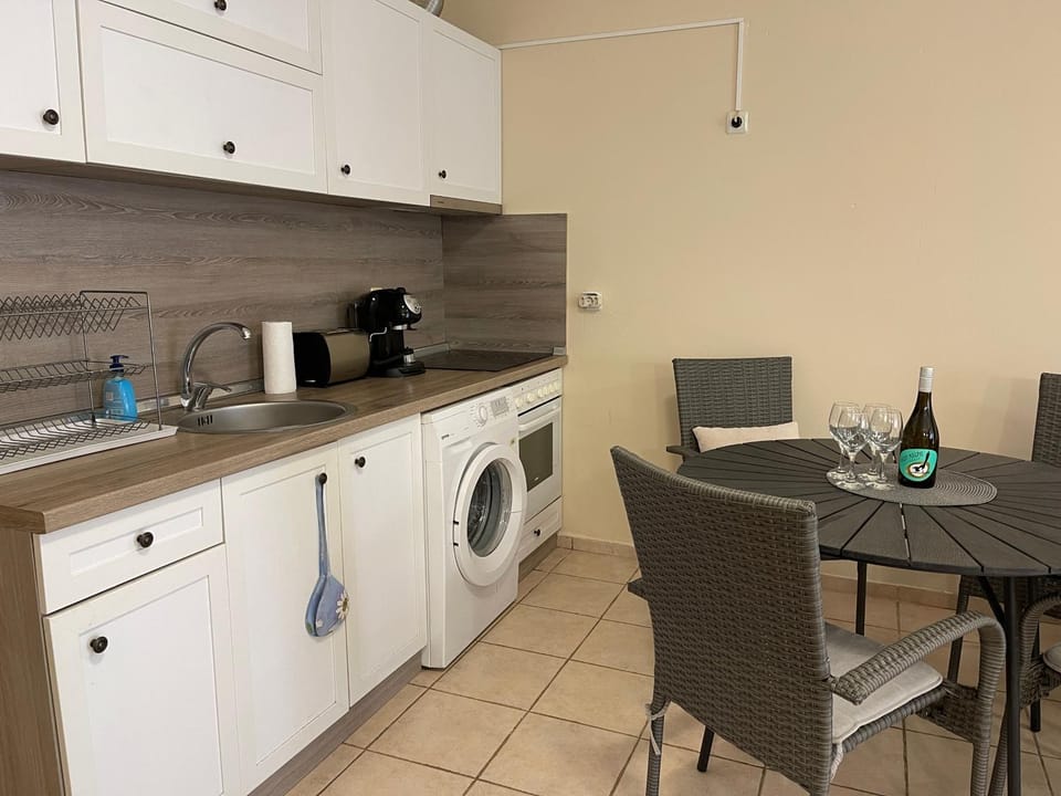 Coffee/tea facilities, Kitchen or kitchenette, Living room, Seating area, pet friendly, stove, toaster, washing machine