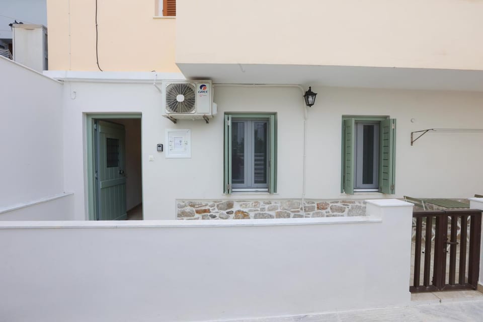 Property building, Facade/entrance, Balcony/Terrace