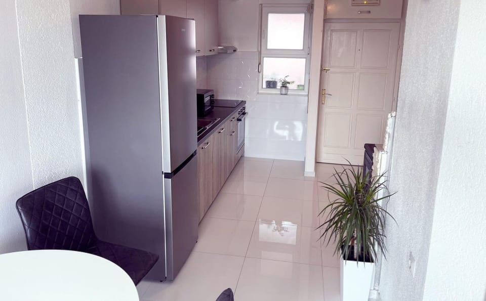 Kitchen or kitchenette, minibar, stove