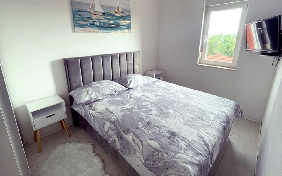 Bed, TV and multimedia, Bedroom