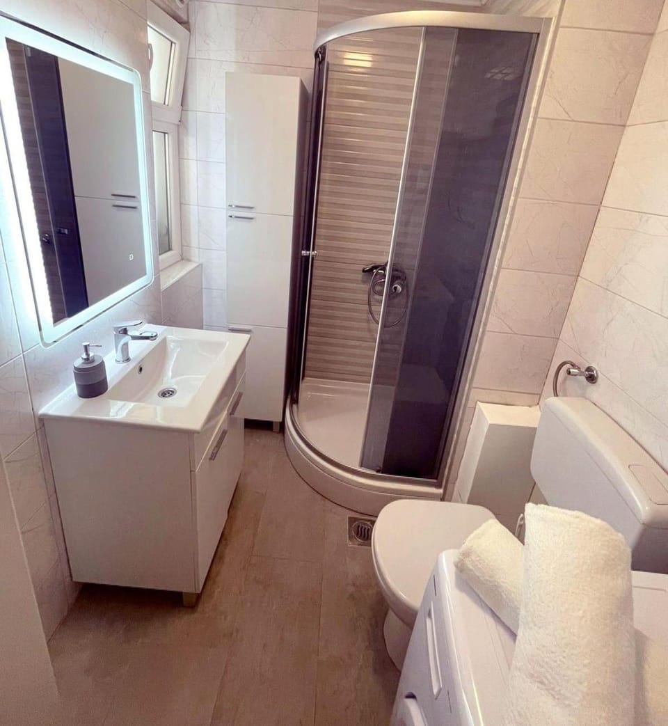 Shower, Toilet, Bathroom, towels