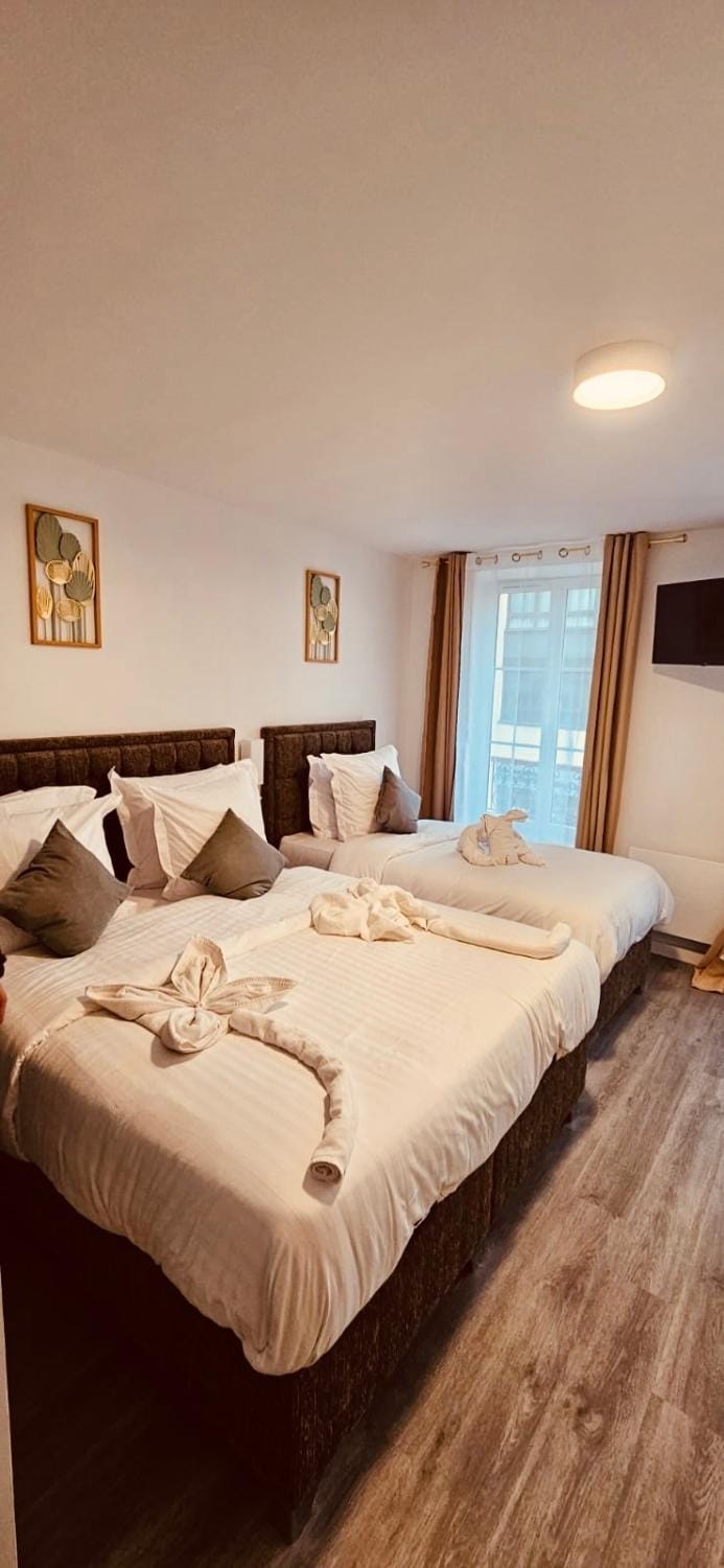 Bed, Photo of the whole room, Bedroom, towels