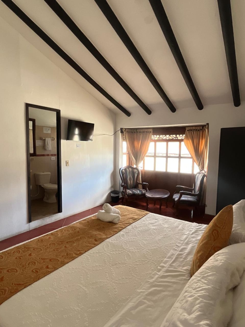 Bed, TV and multimedia, Photo of the whole room, Bedroom