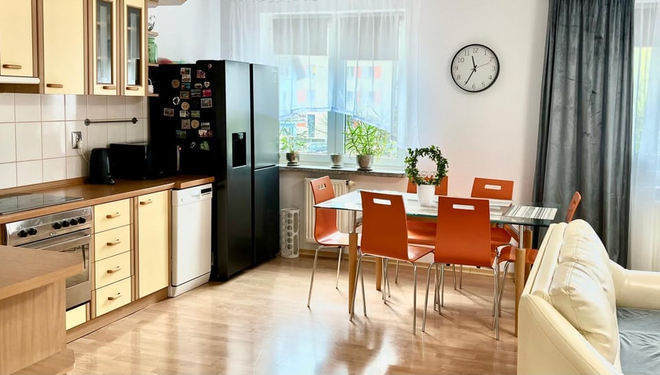 Kitchen or kitchenette, Living room, Seating area, Dining area, oven, pet friendly, stove, toaster