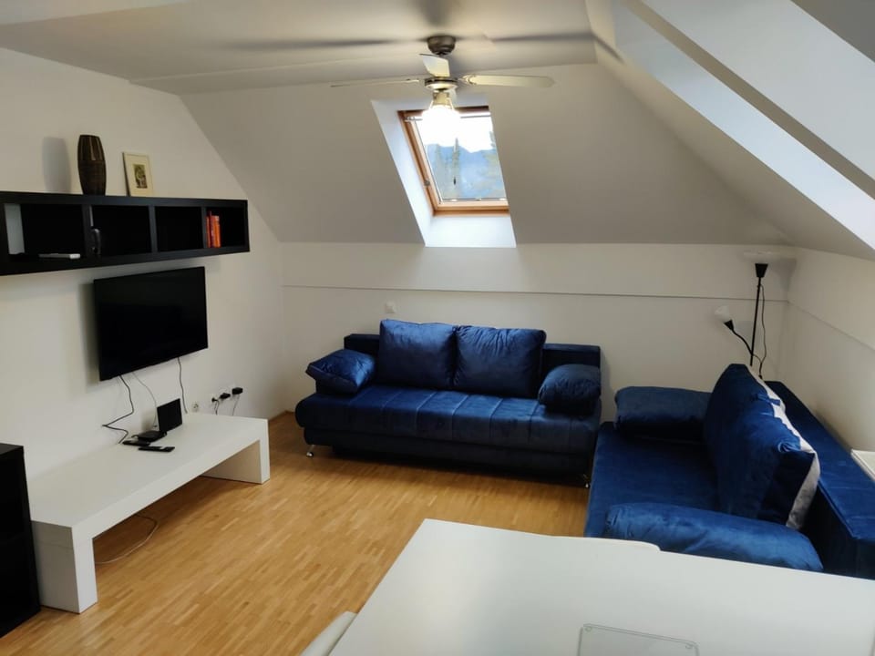 Communal lounge/ TV room, TV and multimedia, Living room, Seating area, Evening entertainment